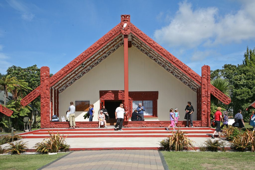 Maison de reunion maorie sculptee du marae Rotowhio a Rotorua