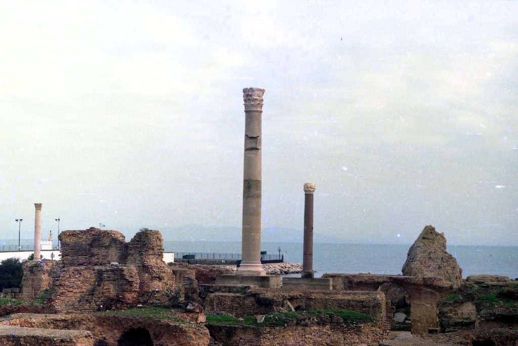Ruines des thermes d’Antonin à Carthage avec une colonne remontée