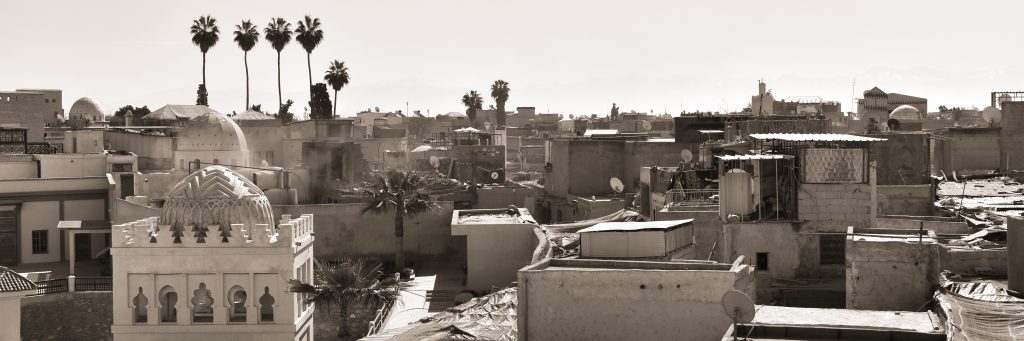 Les toits de la medina de Marrakech vus depuis une terrasse