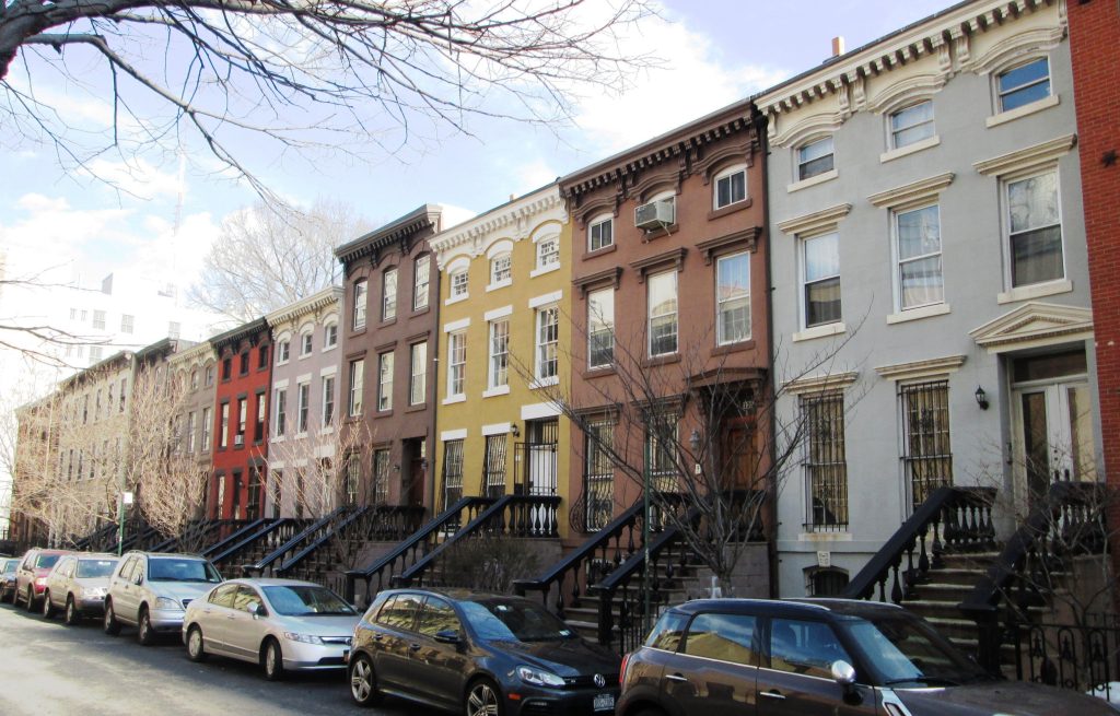 Rangée de maisons en grès brun dans un quartier résidentiel de Brooklyn, New York