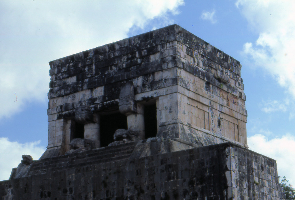 Le grand jeu de pelote et le temple des Jaguars de Chichén Itzá