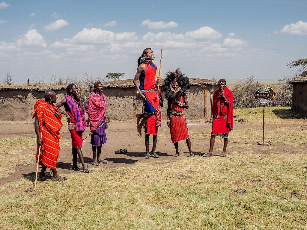 Danse des sauts adumu exécutée par des morans massaï au Kenya