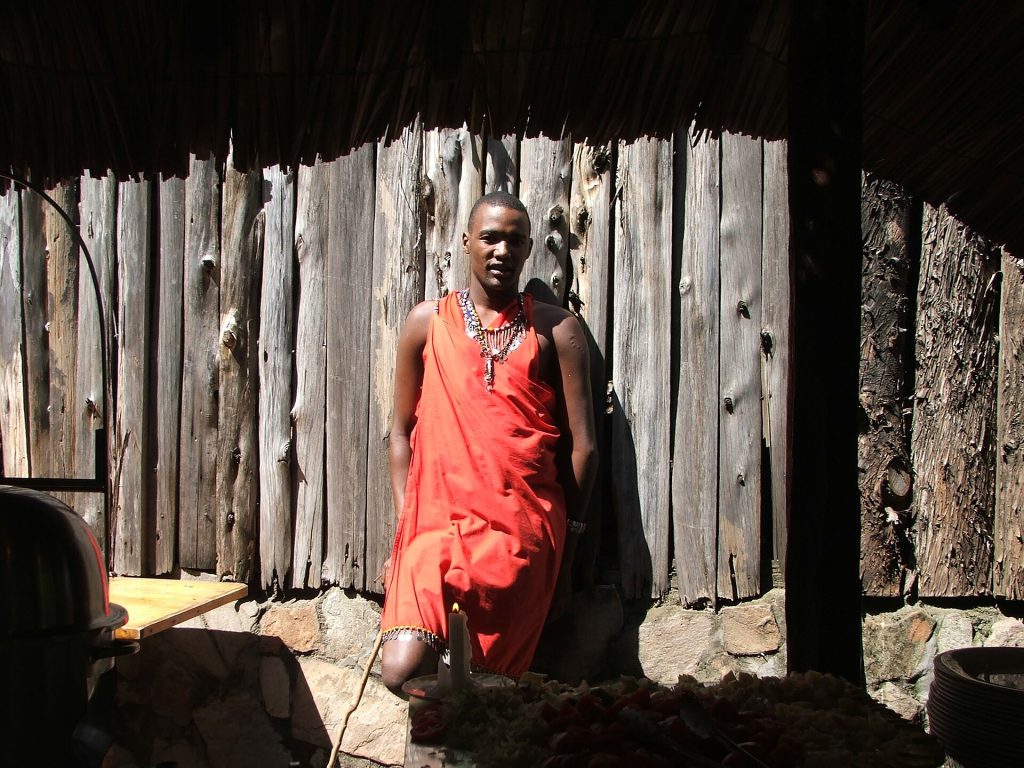 Jeune guerrier massaï, ou moran, au Kenya