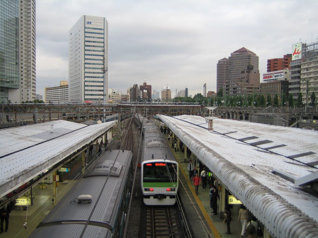 Un train de la ligne Yamanote quittant la gare de Shinagawa a Tokyo