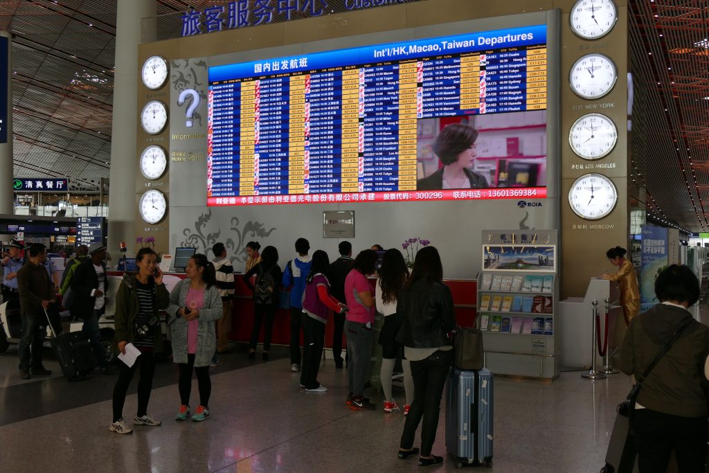 Panneau des départs dans un terminal d'aéroport international