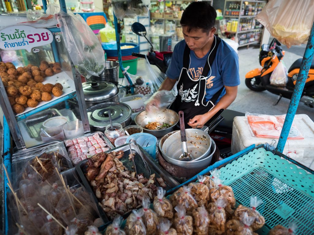 Vendeur de street food dans une rue d Ayutthaya en Thaïlande