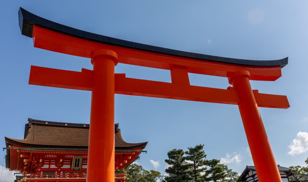 Allée de torii vermillon au sanctuaire Fushimi Inari à Kyoto