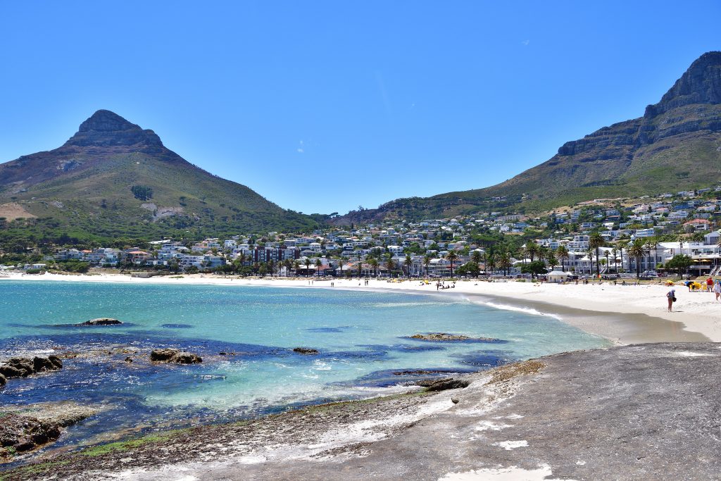 La plage de Camps Bay au Cap avec les sommets des Douze Apôtres