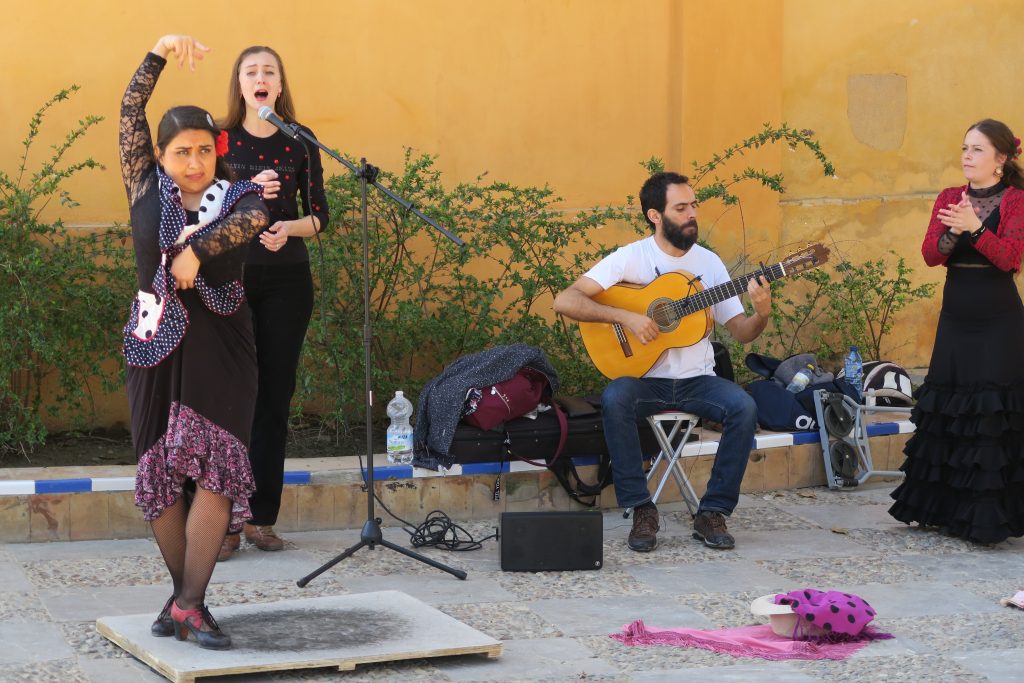 Chanteur, guitariste et danseuse de flamenco sur une scène à Séville