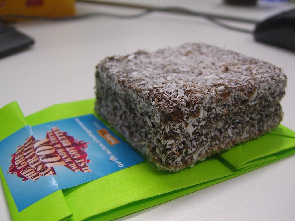 Lamingtons australiens, carrés de génoise au chocolat et à la noix de coco