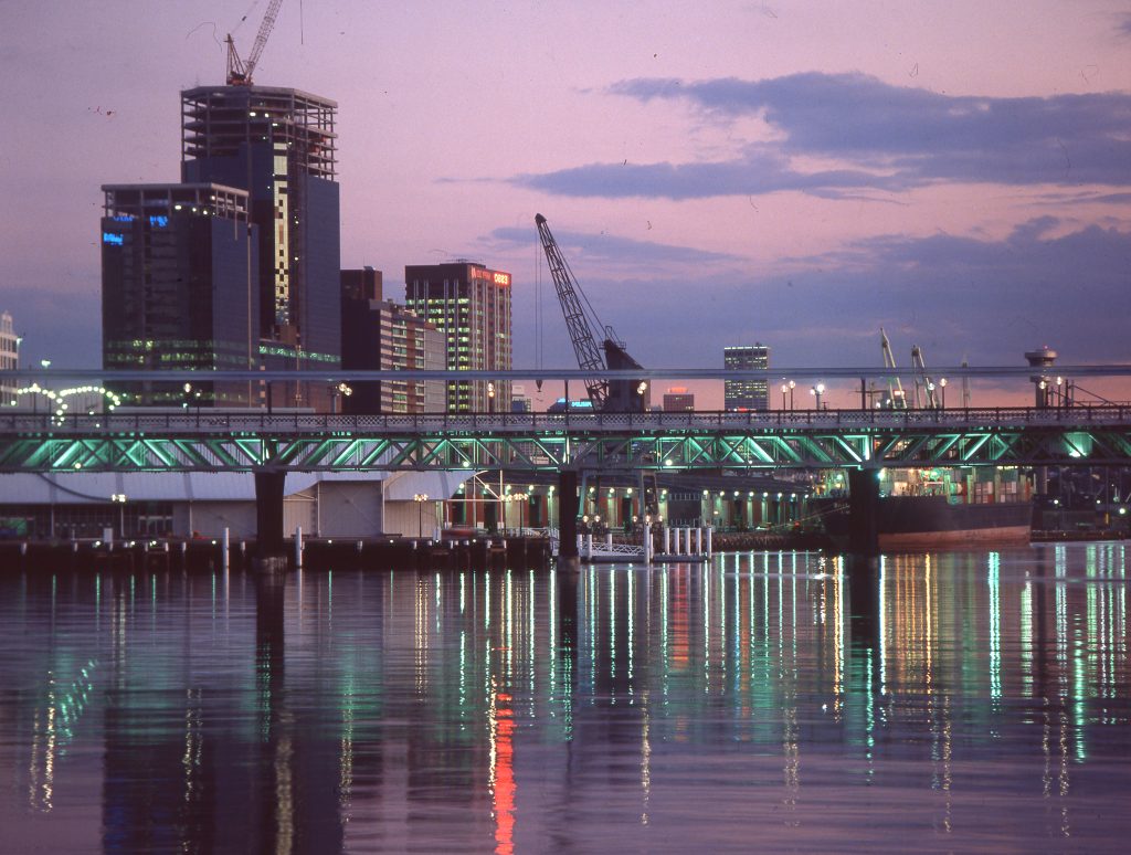Darling Harbour et ses pontons pietonniers a Sydney