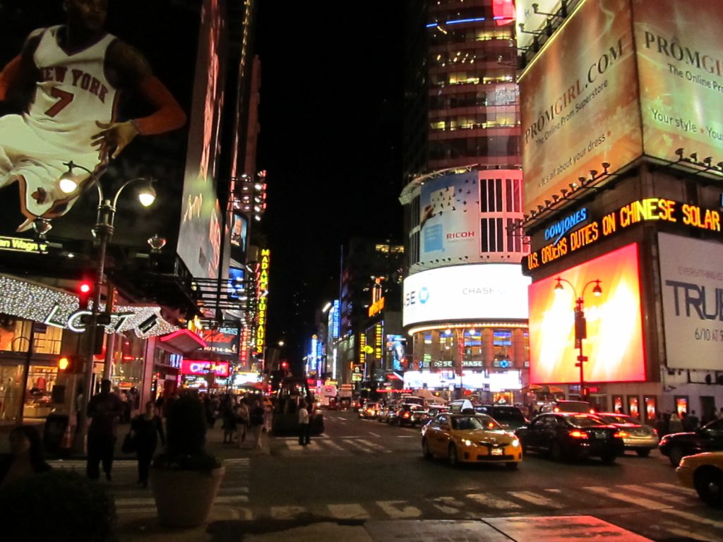 La 42e rue et Times Square à Midtown Manhattan, New York