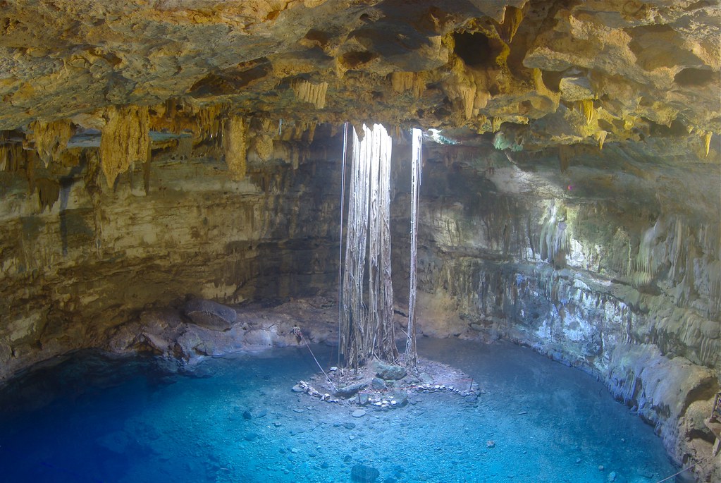 Cénote d’eau turquoise dans une grotte du Yucatán au Mexique