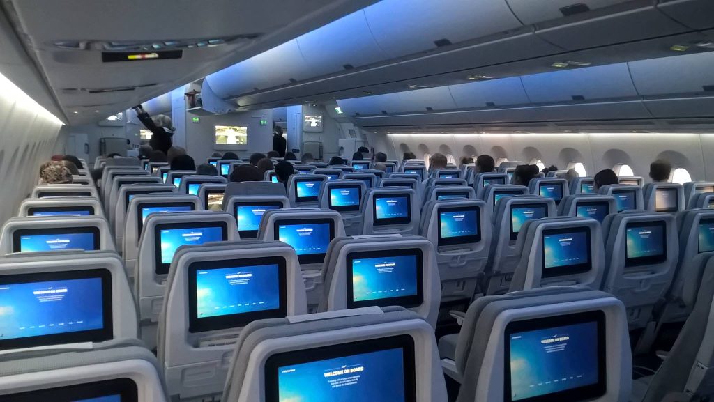 Cabine d'un avion long-courrier avec ses rangées de sièges