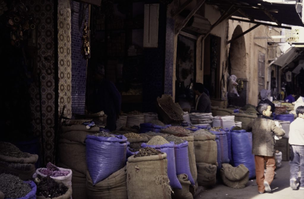 Étal coloré dans un souk de Marrakech au Maroc
