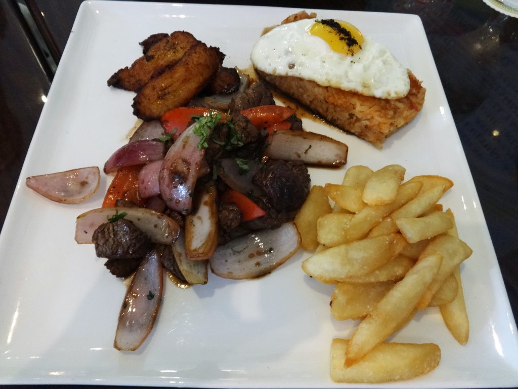 Assiette de lomo saltado péruvien avec riz et frites