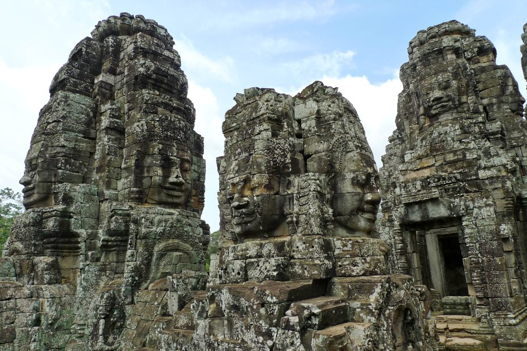Les visages de pierre du temple du Bayon à Angkor Thom