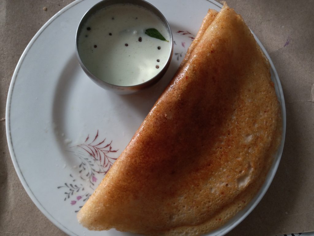 Dosa dorée servie avec chutneys et sambar dans le sud de l’Inde