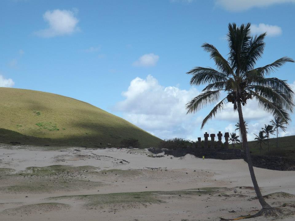 Plage d'Anakena et moaï de l'Ahu Nau Nau sur l'île de Pâques