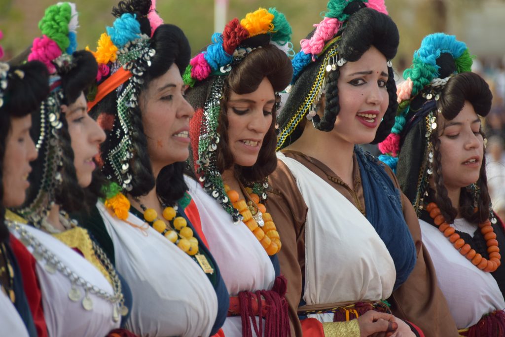 Danseurs amazighs en costume traditionnel lors d’un festival au Maroc