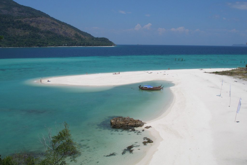 Plage de sable blanc et eau turquoise à Koh Lipe en Thaïlande
