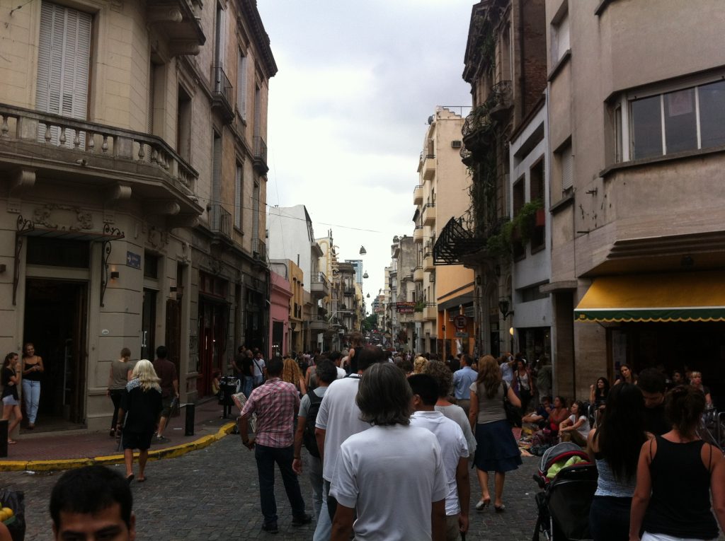 Stands du marché de San Telmo à Buenos Aires