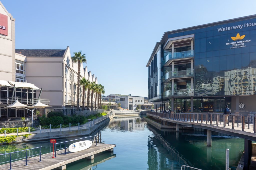 Le port du V&A Waterfront au Cap avec la montagne de la Table en arrière plan