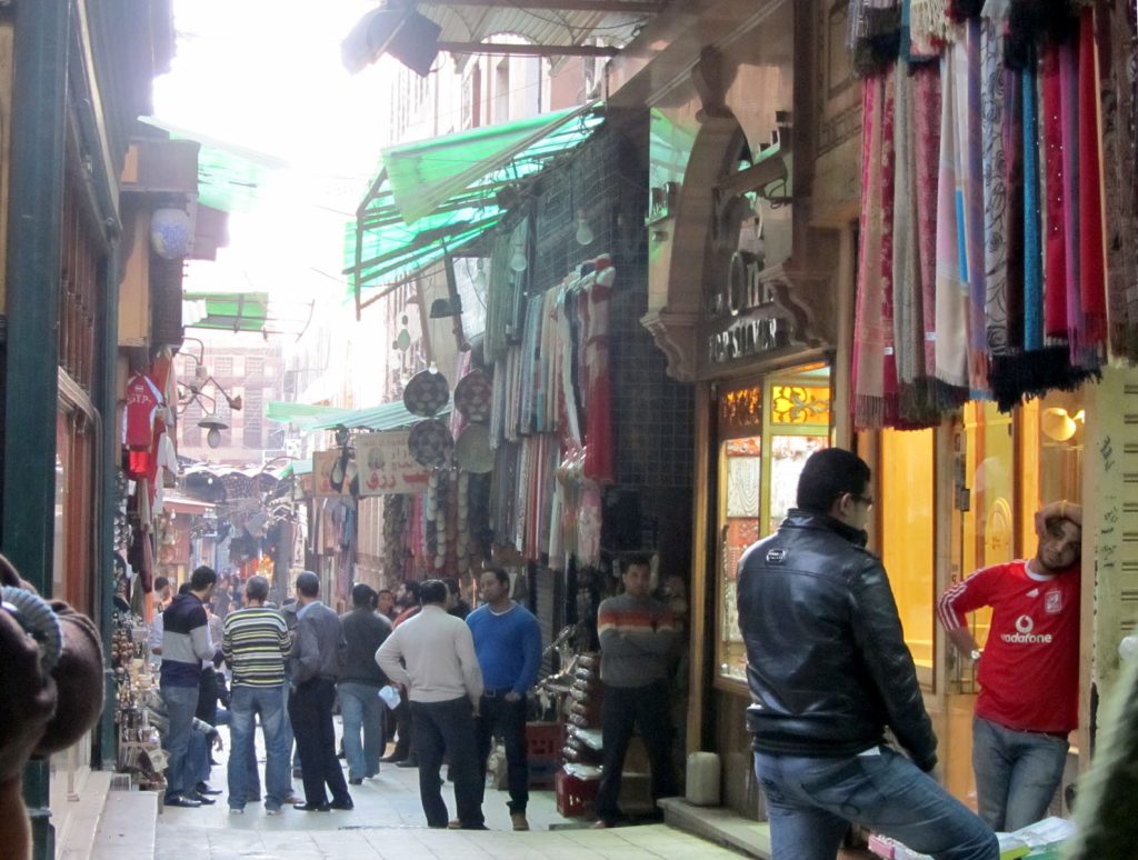 Ruelle commerçante du bazar Khan el-Khalili au Caire