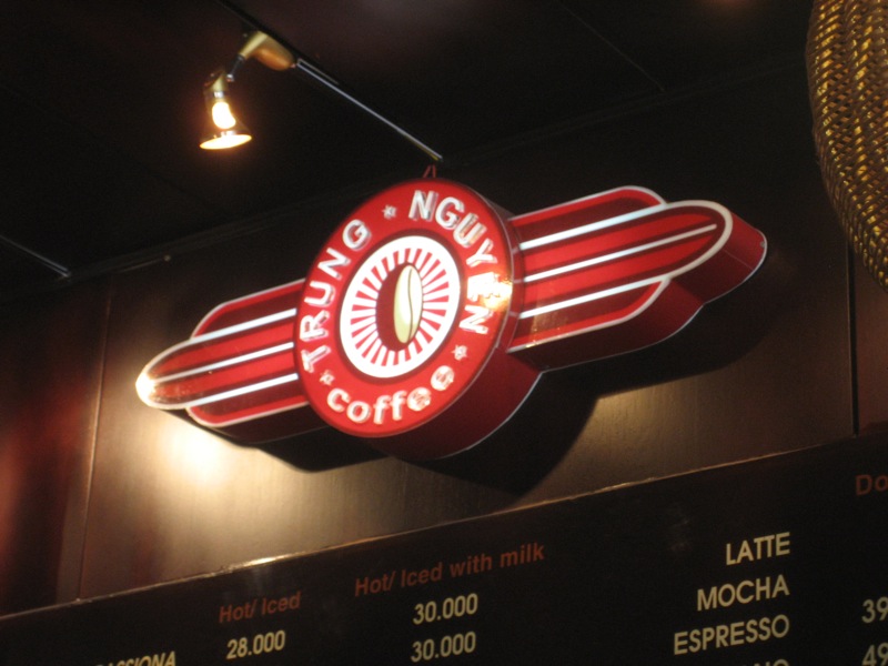 Café vietnamien préparé au filtre phin dans un café de rue