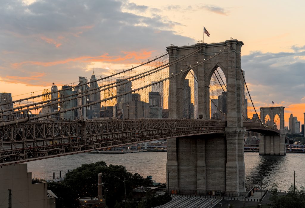 Le pont de Brooklyn vu depuis les quais de Dumbo à New York