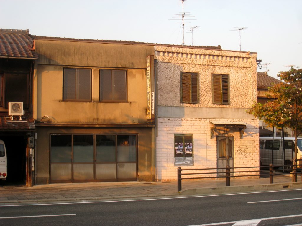 Façades de maisons de ville traditionnelles machiya à Kyoto
