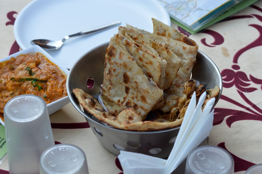 Naan chaud sortant du tandoor, pain emblématique du nord de l’Inde