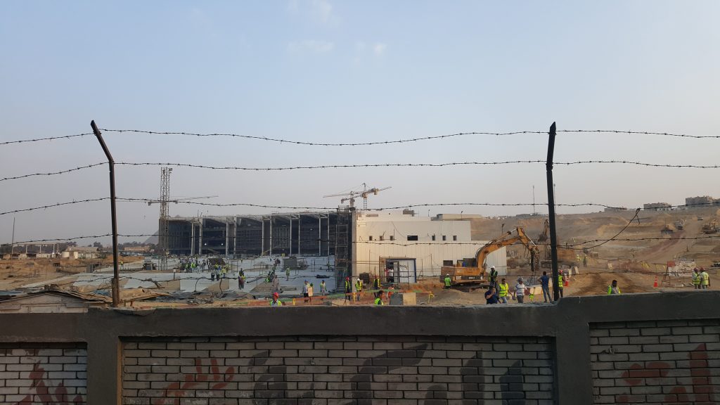 Façade du Grand Egyptian Museum près du plateau de Gizeh