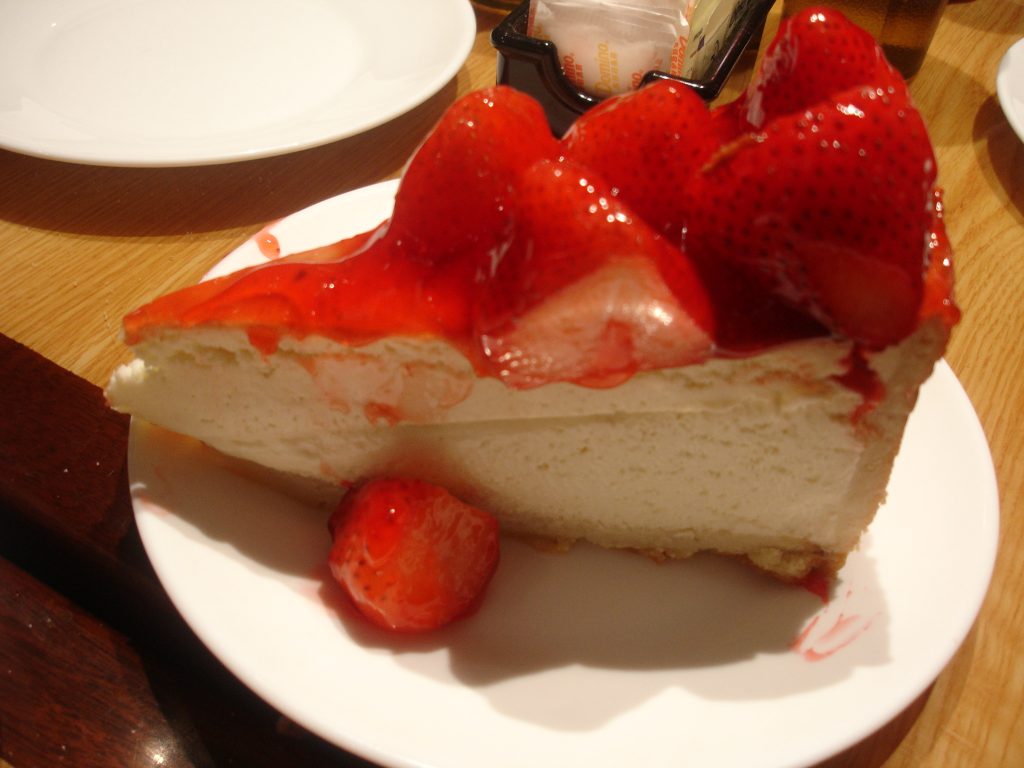 Part de cheesecake new-yorkais dans un deli de Manhattan