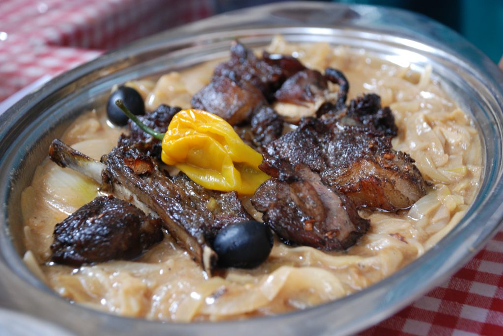 Yassa au mouton servi dans un restaurant sénégalais