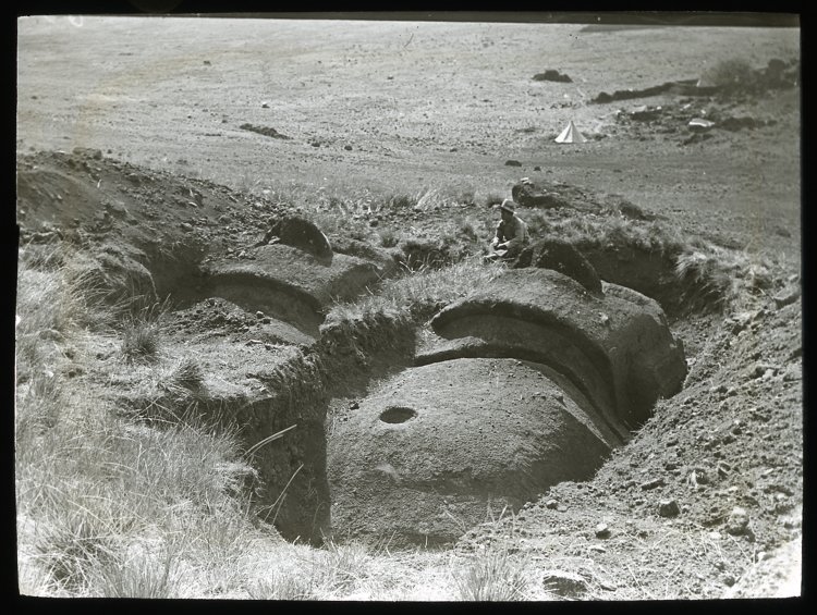 Moaï partiellement enfoui sur les pentes de la carrière de Rano Raraku, île de Pâques