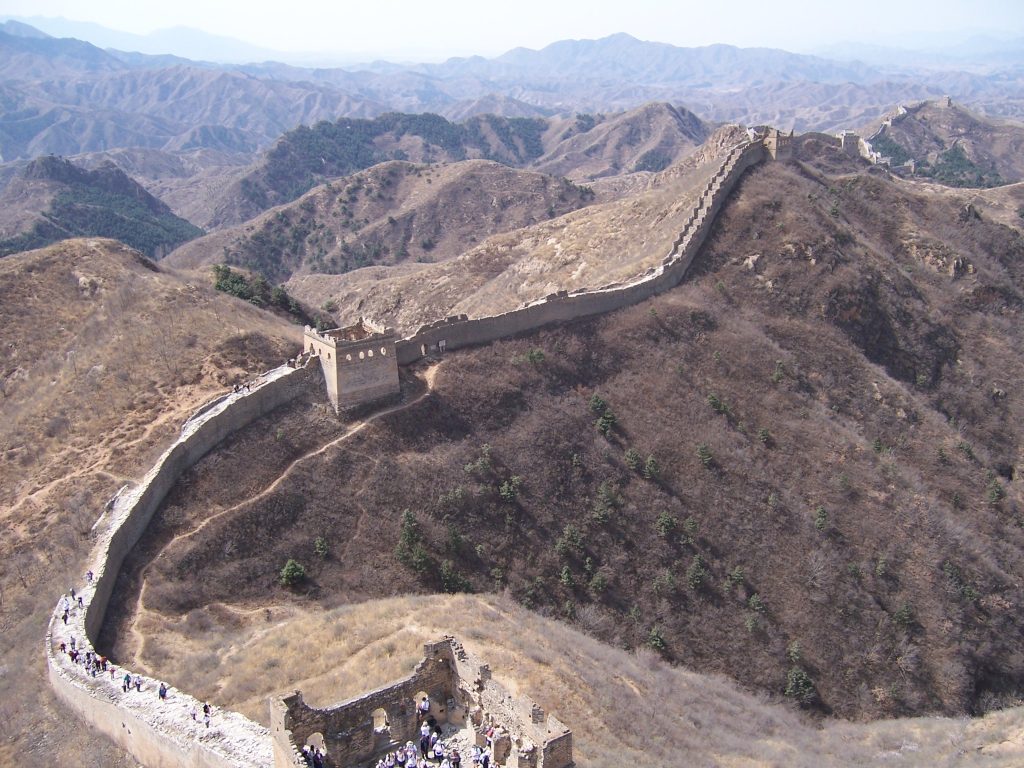 Randonneurs marchant sur la Grande Muraille de Chine