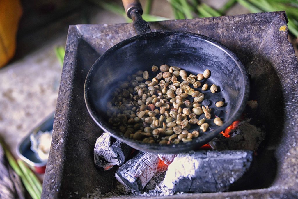 Torréfaction des grains de café pendant une cérémonie éthiopienne