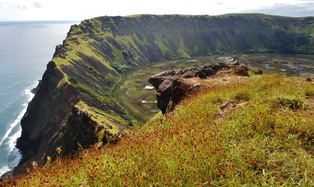 Cratère du volcan Rano Kau et son lac, île de Pâques