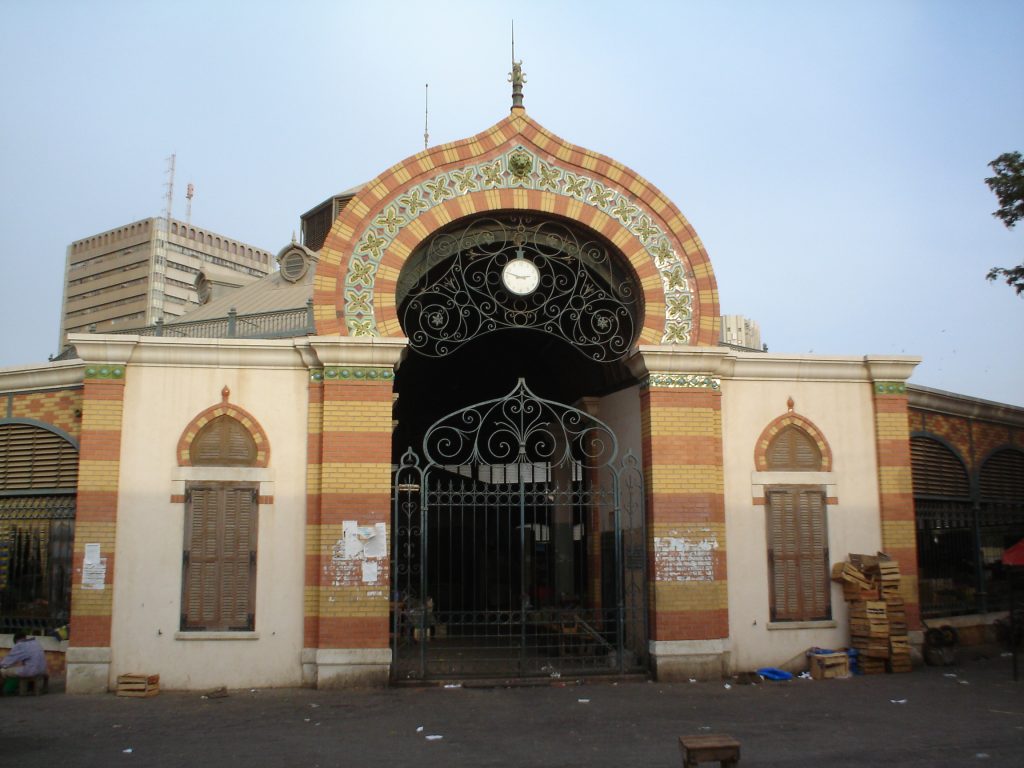 Étals colorés du marché Kermel à Dakar