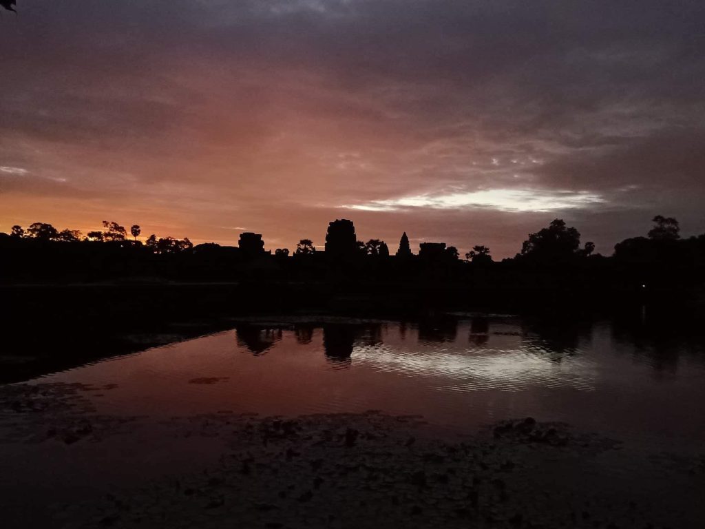 Les tours d’Angkor Vat se reflétant dans le bassin à l’aube