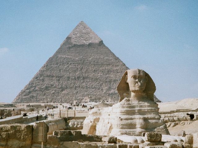 Le Grand Sphinx de Gizeh devant la pyramide de Khéphren