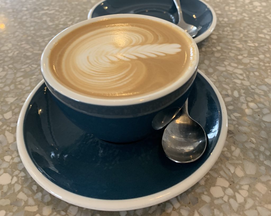 Tasse de flat white avec un motif de latte art, café emblématique australien