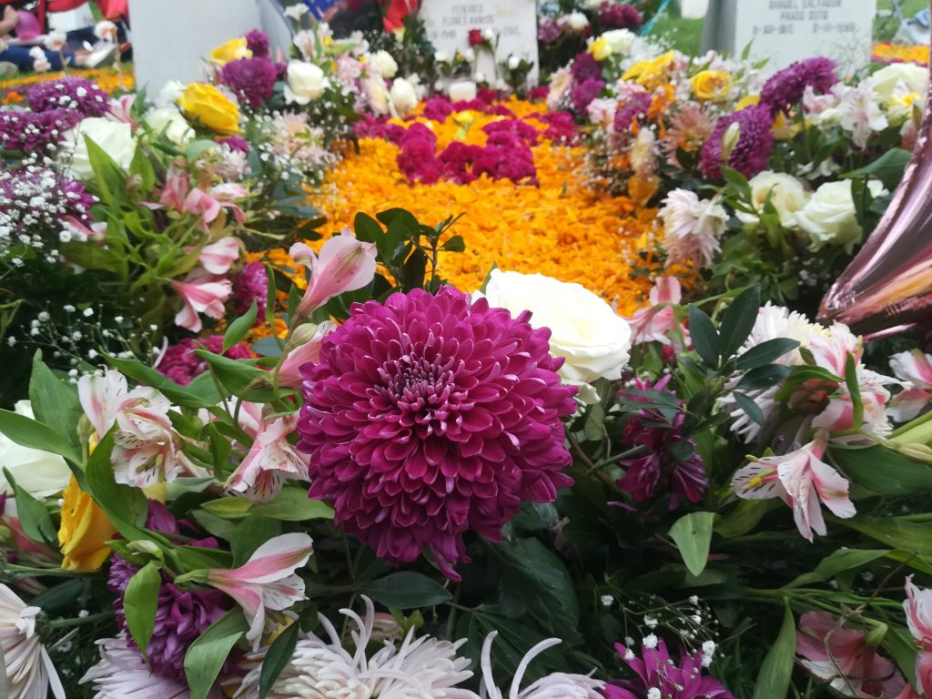 Tombe fleurie et décorée dans un cimetière mexicain pendant la fête des morts