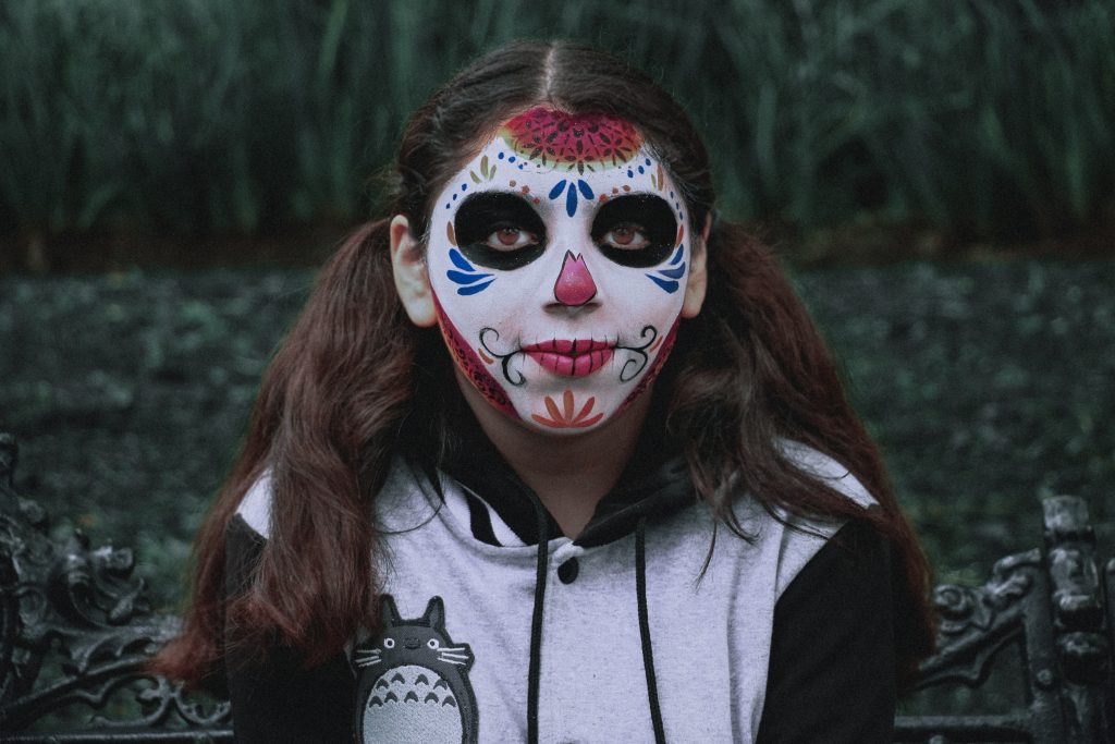 Jeune femme maquillée en catrina lors du défilé du Día de Muertos dans le centre de Mexico