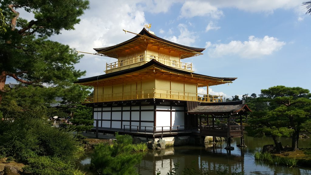 Le Pavillon d or Kinkaku-ji reflété dans son étang à Kyoto
