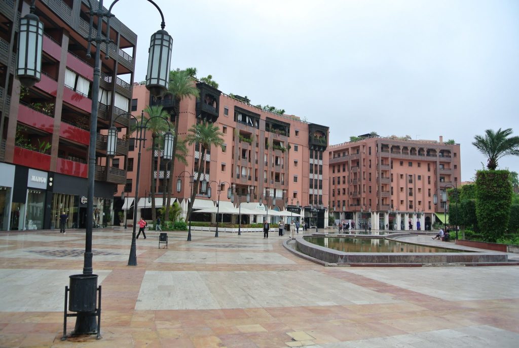 Une avenue du quartier Gueliz a Marrakech