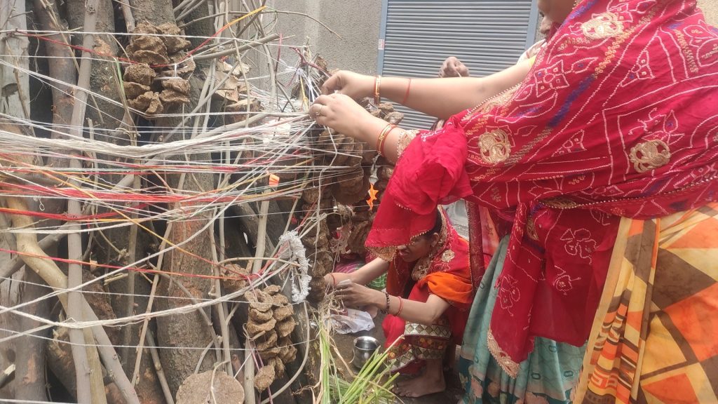 Grand bucher de Holika Dahan allume la veille de Holi a Delhi