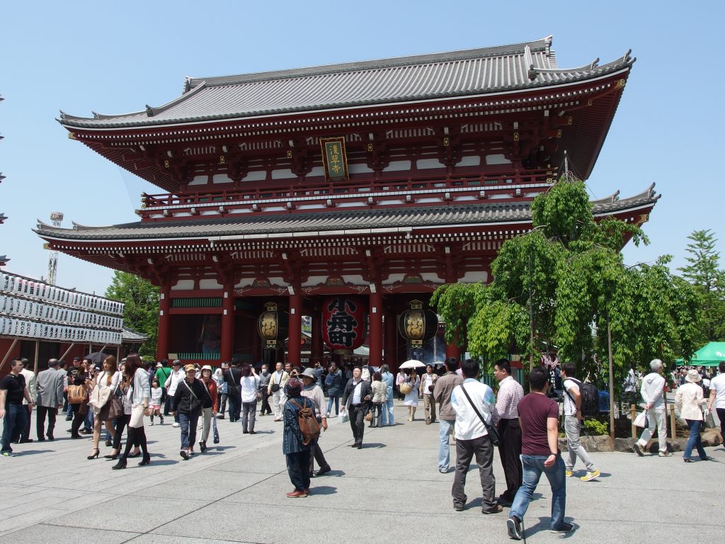 La porte Hozomon du temple Senso-ji dans le quartier d Asakusa a Tokyo