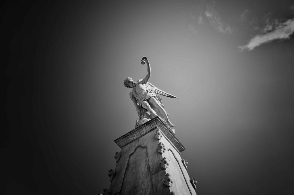 Allée de mausolées du cimetière de la Recoleta à Buenos Aires